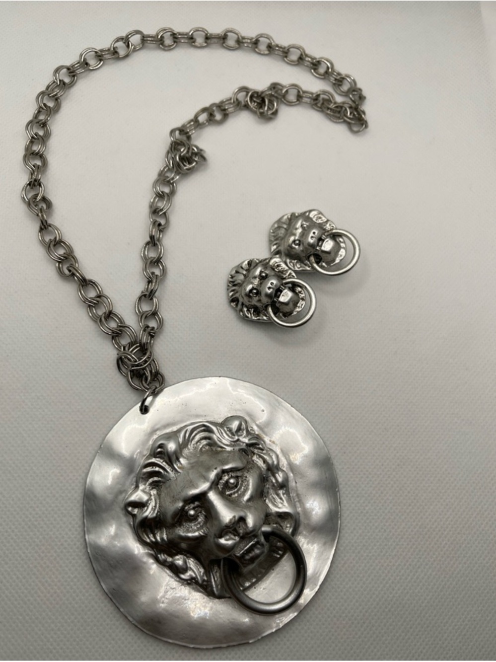 Vintage Padma Lakshmi's Silver
Tone Lion Head Clip Earrings
Pendant Necklace